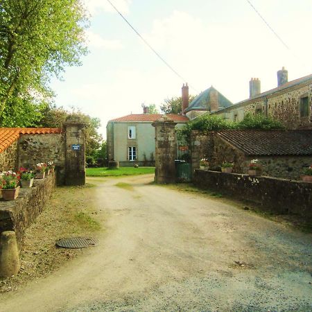 Le Manoir "Aux Douves" Bed & Breakfast Bazoges-en-Paillers ภายนอก รูปภาพ
