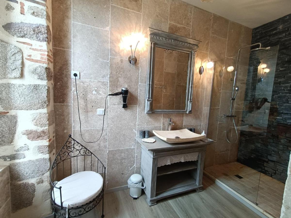 Le Manoir "Aux Douves" Bed & Breakfast Bazoges-en-Paillers ภายนอก รูปภาพ