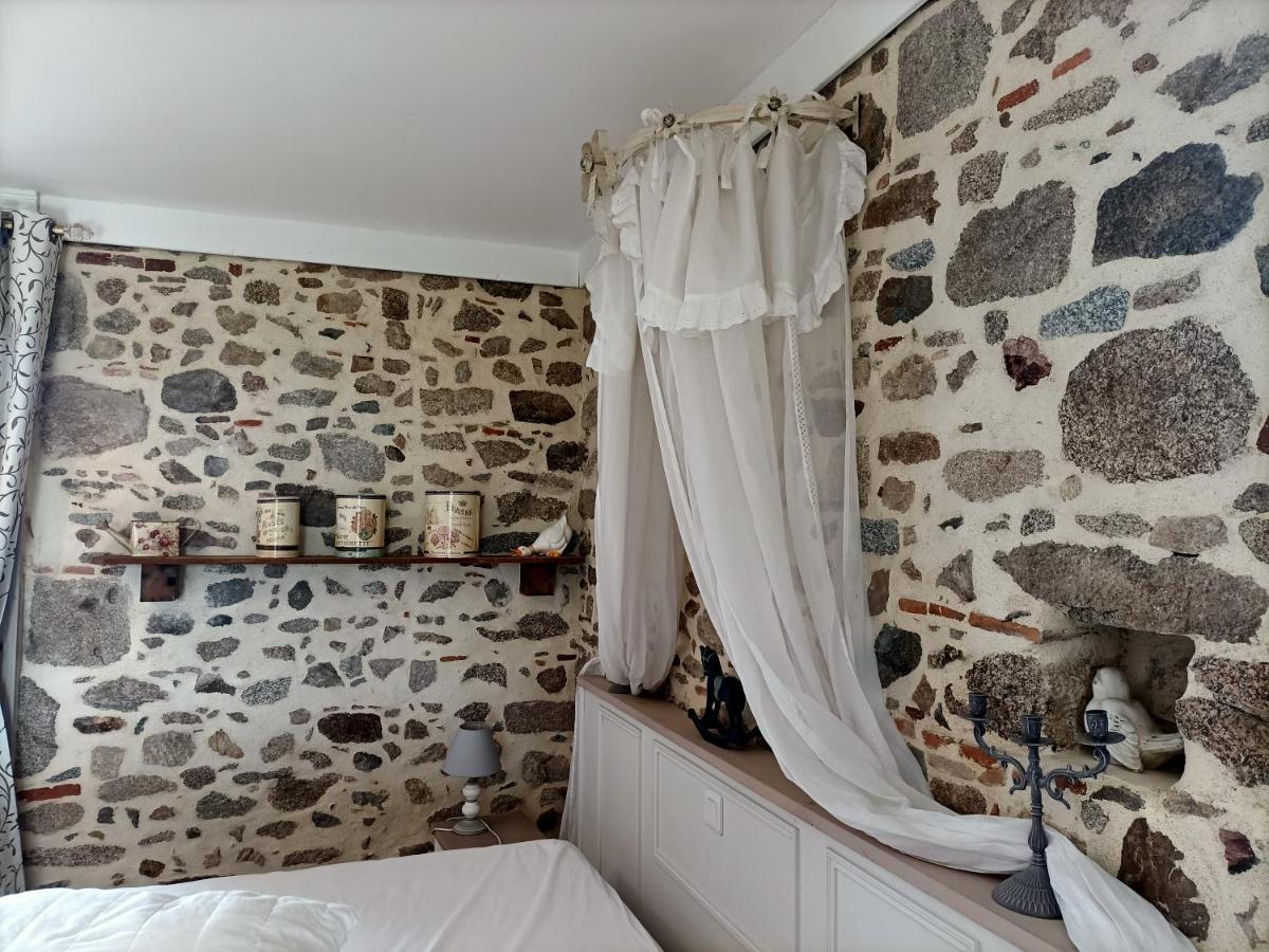 Le Manoir "Aux Douves" Bed & Breakfast Bazoges-en-Paillers ภายนอก รูปภาพ
