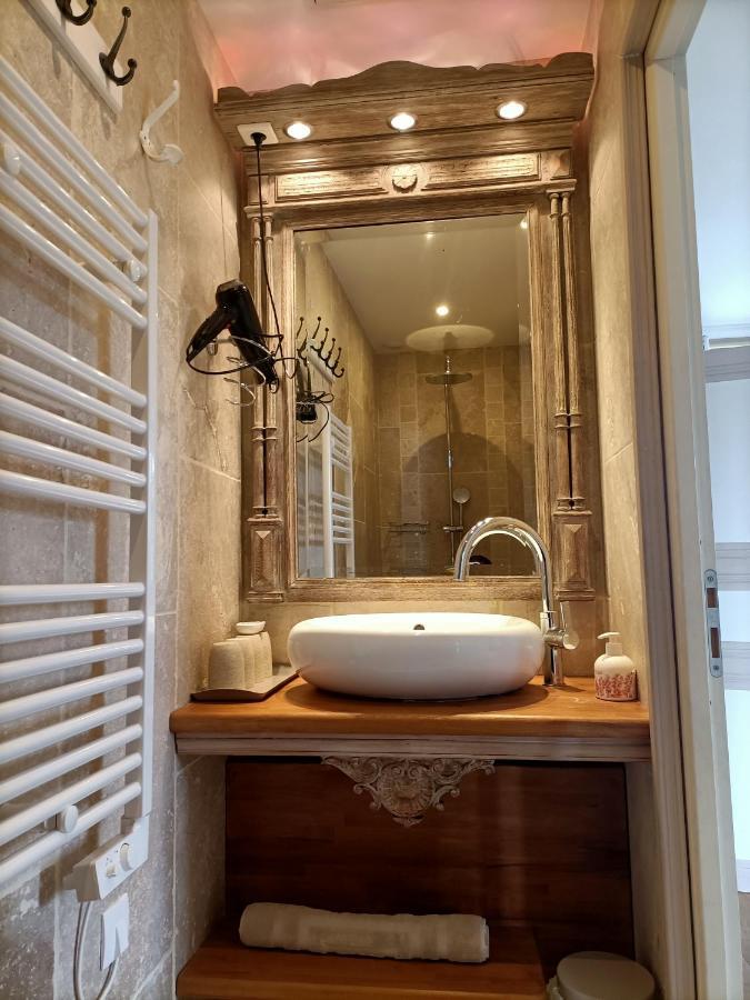 Le Manoir "Aux Douves" Bed & Breakfast Bazoges-en-Paillers ภายนอก รูปภาพ