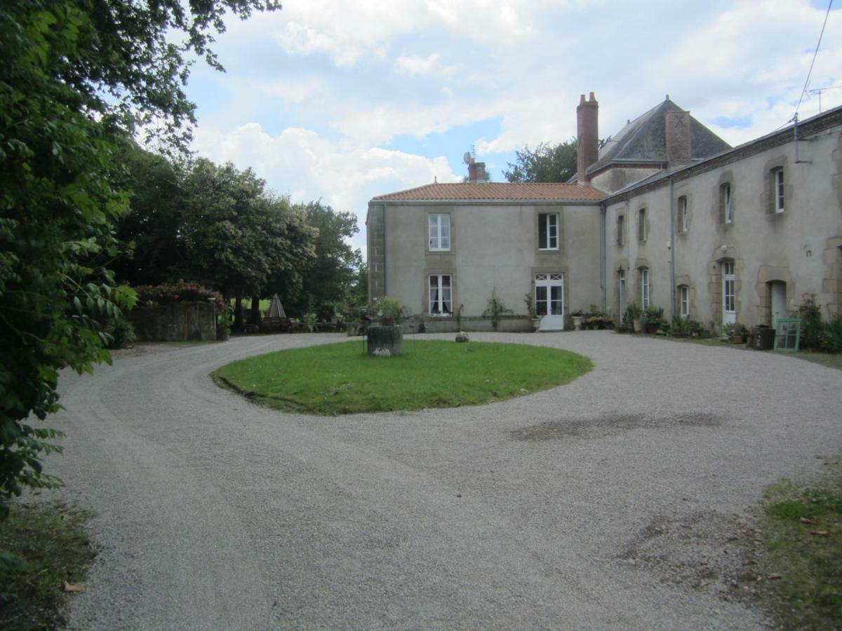 Le Manoir "Aux Douves" Bed & Breakfast Bazoges-en-Paillers ภายนอก รูปภาพ