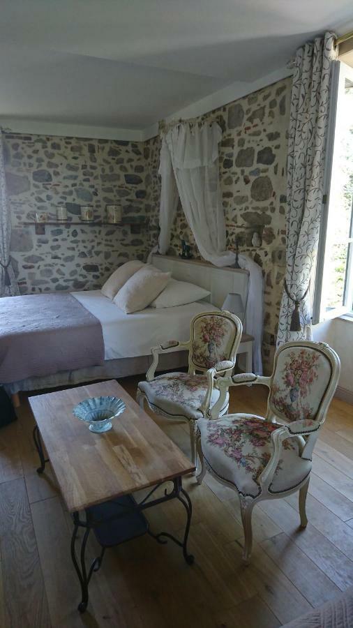 Le Manoir "Aux Douves" Bed & Breakfast Bazoges-en-Paillers ภายนอก รูปภาพ